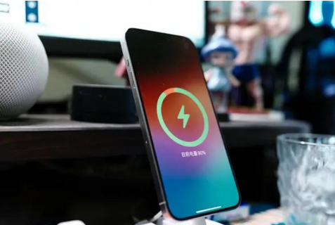 九台苹果15换屏服务分享用什么充电器给iPhone15充电更好 